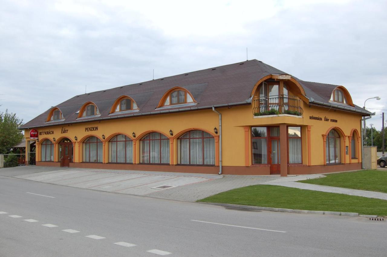 Bed and Breakfast Eder Nesvady Exterior foto